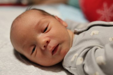 Bir kaç gün sonra yeni bir bebek doğdu, tatlı bir oğlan.