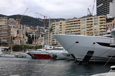 Monako 'da lüks bir yat, güzel bir deniz manzarası.