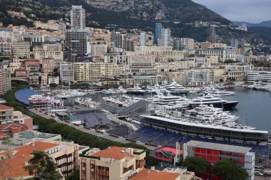 Monako 'da lüks bir yat, güzel bir deniz manzarası.