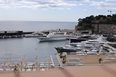 Monako 'da lüks bir yat, güzel bir deniz manzarası.