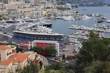 Monako 'da lüks bir yat, güzel bir deniz manzarası.