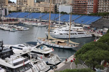 Monako 'da lüks bir yat, güzel bir deniz manzarası.