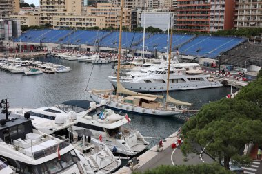 Monako 'da lüks bir yat, güzel bir deniz manzarası.