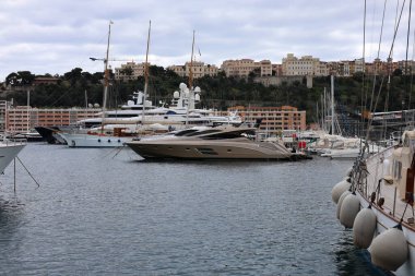 Monako 'da lüks bir yat, güzel bir deniz manzarası.