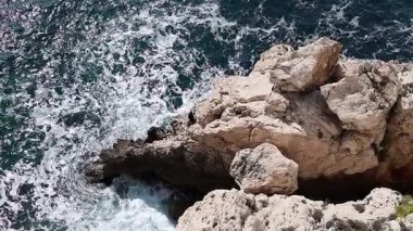 Fransız Rivierası, dalgalı arka planlı deniz kıyısının yavaş çekim görüntüsü