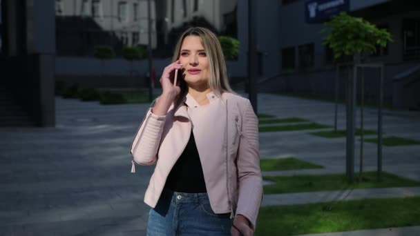 Jonge vrouw op smartphone blij. Multiraciale Kaukasische vrouw praten telefoon — Stockvideo