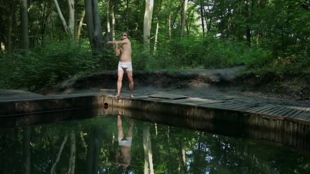 Un jeune athlète fait du sport. Fitness mâle faisant des exercices d'entraînement le matin — Video