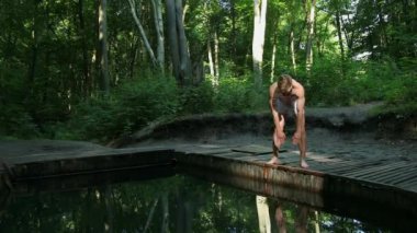 Genç atlet spor yapar. Fitness erkeği sabahları egzersiz yapıyor.