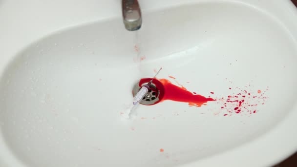 Närbild sköt blod på handfat, halloween, brottsligt tema. Blodspilld avlopp badrum — Stockvideo