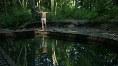 Genç atlet spor yapar. Fitness erkeği sabahları egzersiz yapıyor.