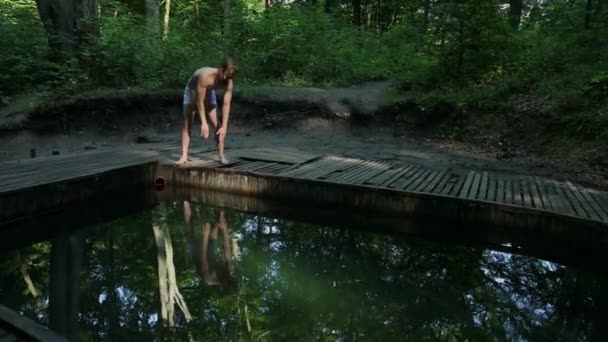 Un jeune athlète fait du sport. Fitness mâle faisant des exercices d'entraînement le matin — Video