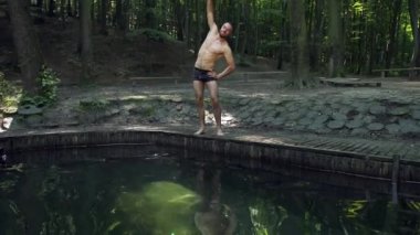 Genç atlet spor yapar. Fitness erkeği sabahları egzersiz yapıyor.