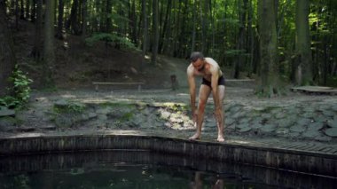 Genç atlet spor yapar. Fitness erkeği sabahları egzersiz yapıyor.