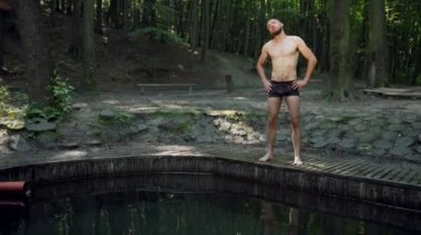 Genç atlet spor yapar. Fitness erkeği sabahları egzersiz yapıyor.