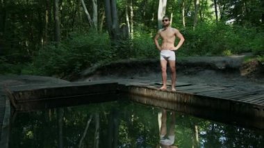 Genç atlet spor yapar. Fitness erkeği sabahları egzersiz yapıyor.