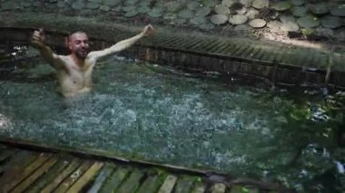 Tatil yeri yaşam kaynağı temiz su konsepti. Rahatsız edici çığlıklar, şakalar, gülüşmeler