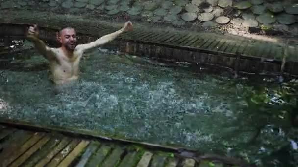 Resort fuente de estilo de vida concepto de agua limpia. Grito inquieto bromeando riendo — Vídeos de Stock