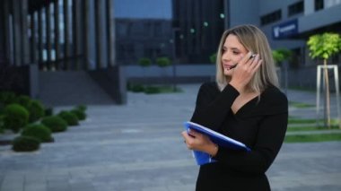 Kadın form ya da belge dolduruyor. Bayan doldurur. kadın imzalama kağıdı