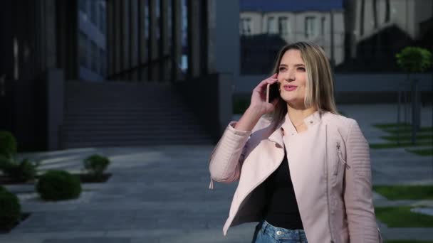 Mujer joven en el teléfono inteligente feliz. Multiracial caucásico teléfono femenino hablando — Vídeo de stock