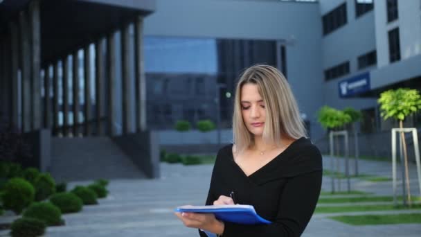 De vrouw ondertekent het contract. Zakenvrouw zet ondertekening partnerschapsovereenkomst — Stockvideo