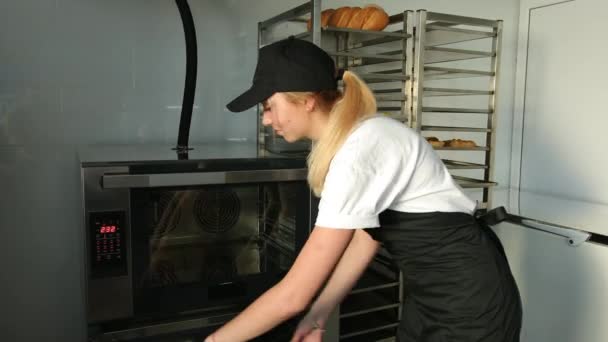 Baker tira dentro del vassoio del forno pasta cruda. Croissant panetteria da forno, controllo — Video Stock