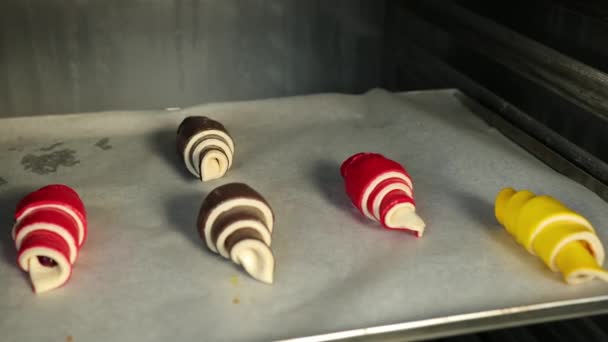 Raw dough oven tray. Croissant baking bakery, croissants, bakehouse cooking — Stock Video