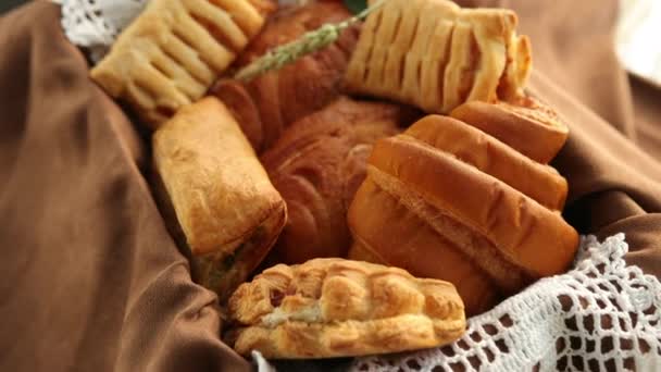 Biscuits faits maison et petits pains dans un panier à pain sur un fond brun. Mode de vie — Video