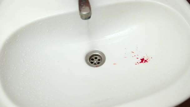 Sangue de perto no lavatório, Halloween, tema do crime. Banheiro de drenagem de sangue — Vídeo de Stock