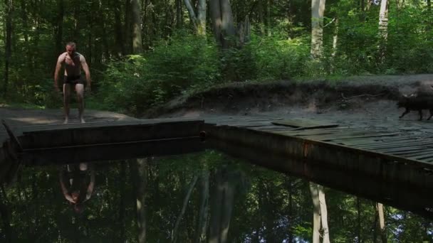 Ginnastica mattutina. Atleta per resistenza e perdita di peso. Impegnato in esercizi — Video Stock