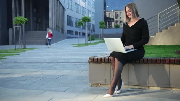 Using technology outdoors. Young woman working. Businesswoman with laptop — Stock Video