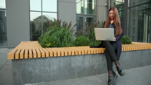 Jongedame met laptop. shot gericht menselijk werken creatieve start-up project — Stockvideo