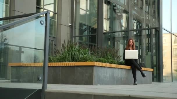 Vrouwelijke handen typen op de computer. Vrijetijds vrouw over zee en aan het werk. Mevrouw. — Stockvideo