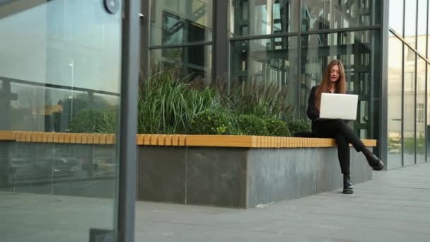 Een jonge vrouw met een laptop. Gewassen schot van de vrouw werken met de computer — Stockvideo