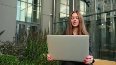 Milenyum Kahverengi Saçlı Kadın bilgisayardaki arkadaşıyla görüntülü sohbet ediyor. Bağlantılar