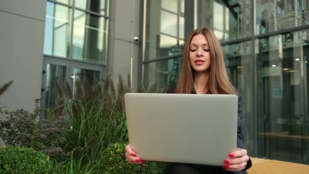 Millennial brown hair woman video chatting with friend on computer. Connections — Stock Video