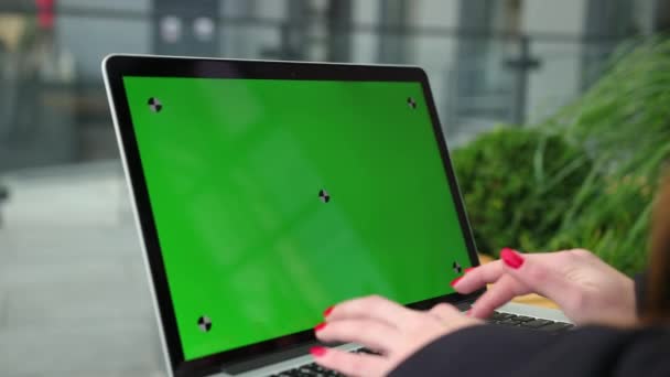 Concepto de nueva tecnología. Mujer joven con uñas rojas escribiendo en el teclado — Vídeos de Stock