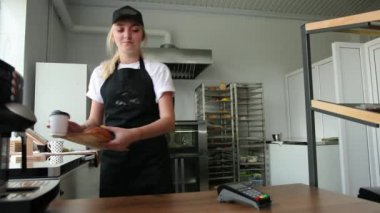 Kafe 'de kablosuz internet üzerinden kredi kartıyla ödeme yapan kişi. Ödeme.