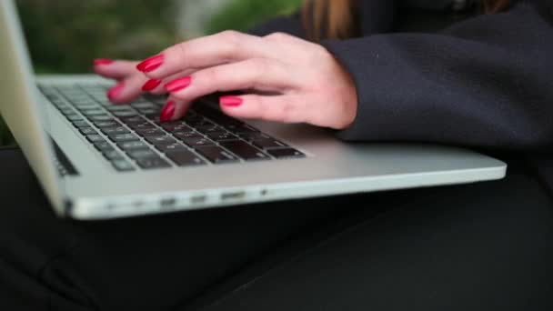 Donna d'affari digitando sul computer portatile. Chiudi le dita femminili dattilografia — Video Stock