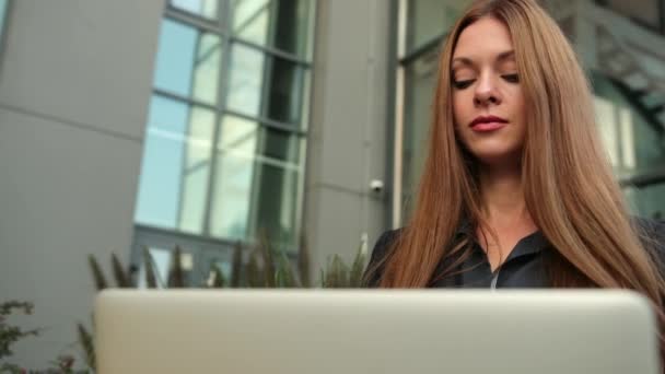 Close-up van vrouw handen typen op de computer. Casual vrouw over zee en werken — Stockvideo