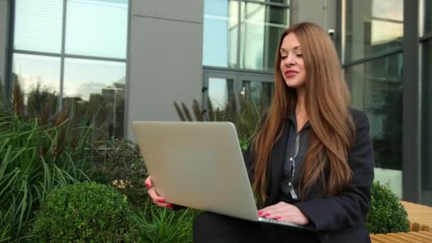 Millennial mulher cabelo castanho vídeo conversando com amigo no computador. Conexões — Vídeo de Stock