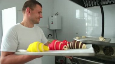Fırında kruvasan var. Kafkasyalı, neşeli. Aşçıların fırıncıları