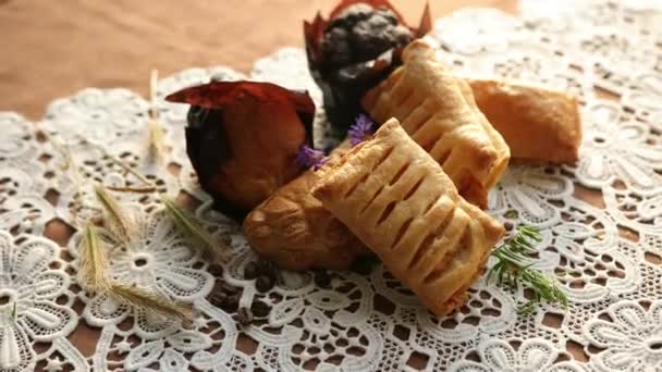 Bolos de muffin saborosos em toalha de mesa branca, especiarias e cupcake de grãos de café torrado — Vídeo de Stock