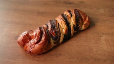 Haşhaş tohumlu çörek. Geleneksel cilacı pasta. Girdaplı brioş.