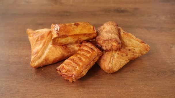 Een bladerdeeg gevuld. Patisserie met kersenvulling. Rollen. Koekjes driehoeken — Stockvideo