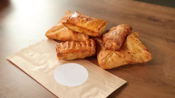 Deliciosos pasteles sobre mesa de madera. Pastel de hojaldre con relleno de chocolate marrón — Vídeo de stock