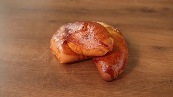 Bollos de hojaldre de comida francesa con mermelada de manzana en el fondo marrón. Croissant.. — Vídeos de Stock