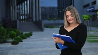 Kadın form ya da belge dolduruyor. İfadenin değeri abone olunuyor