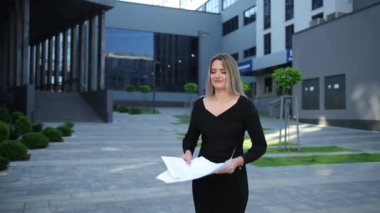 İş konsepti yakışıklı genç profesyonel iş kadını yığını atıyor.