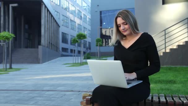 Technologie buitenshuis gebruiken. Jonge vrouw aan het werk. Zakenvrouw met laptop — Stockvideo