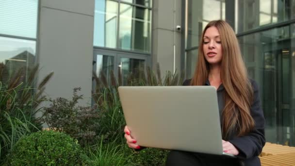 Junge Geschäftsfrau benutzt Laptop-Computer im Gespräch mit entfernten Freund oder Familie — Stockvideo